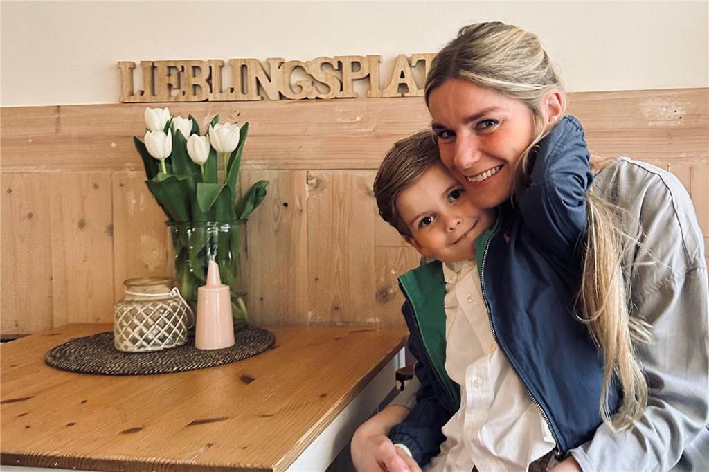 Mutter als Selbstständige? Katrin Kristan (32) sagt: „Macht es einfach!“ Katrin Kristan und Èmile im Café.