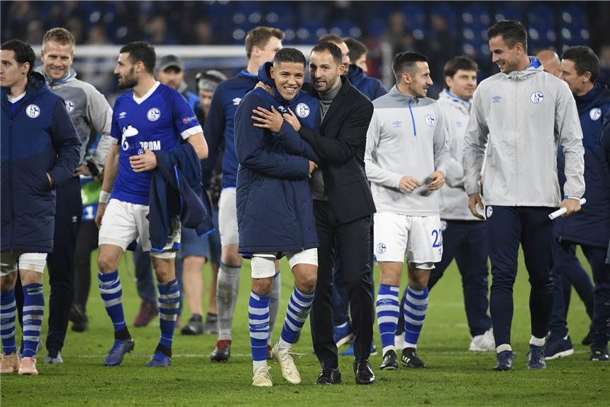 Domenico Tedesco trickst mit Eishockeytoren Ein Herz und eine Seele: Schalkes Spieler und das Trainerteam.