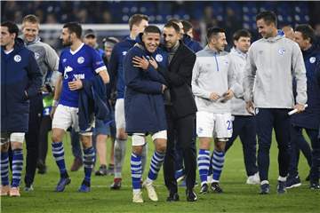 Ein Herz und eine Seele: Schalkes Spieler und das Trainerteam.