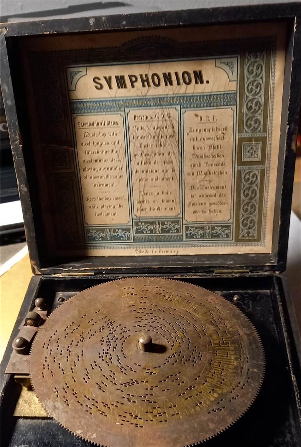 Weihnachtsausstellung zeigt Christbaumständer und Schmuck von 1900 Symphonion