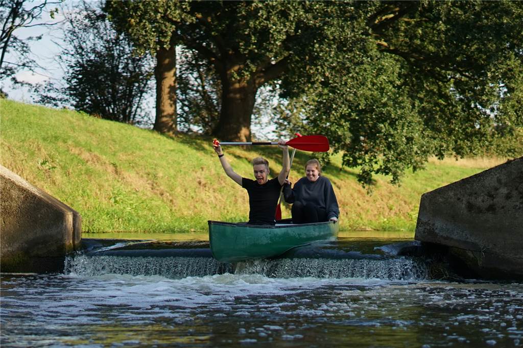 Kanu fahren auf der Berkel - das wirklich Gute liegt so nah Ein Highlight der Tour: Das Wehr, an dem es eine kleine Stufe im Fluss hinab geht.