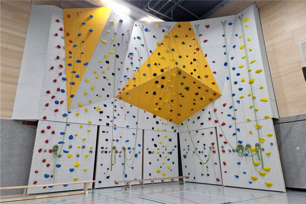 Zwei neue Highlights: Lippe Berufskolleg hat wieder eine eigene Sporthalle Ein Highlight in der neu sanierten Sporthalle des Lippe Berufskollegs ist die deckenhohe Kletterwand.