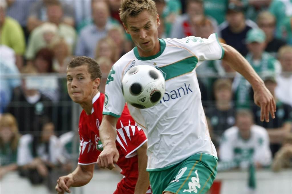 Vorwärts Epes Neuer spielte schon im DFB-Pokal gegen Werder Bremen Ein Highlight in seiner bisherigen Laufbahn war der Auftritt im DFB-Pokal gegen Werder Bremen: Hier verteidigt Sebastian Terdenge im Trikot von Eintracht Nordhorn im August 2008 gegen Werder Bremens Markus Rosenberg.