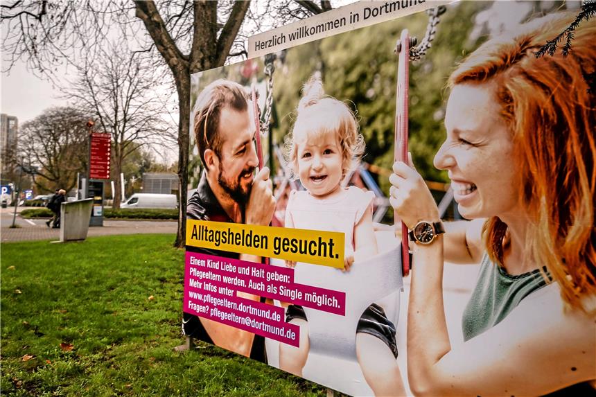 Ungewöhnliches Plakat wirbt für Pflegeeltern Ein Hingucker: An der großen Kreuzung Kleppingstraße/Wall sucht die Stadt mit diesem Plakat Alltagshelden: Familien, die Pflegeeltern werden wollen.