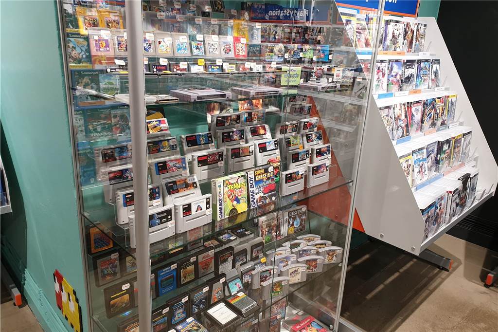 CDs und Co statt Streams: Dirk Ändras Shop hat noch immer Stammkunden Ein Hingucker für Retro-Fans: Altes Konsolen-Games stehen in der Vitrine.