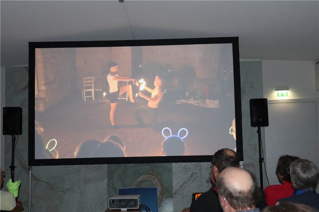 Die vielen Facetten des Jahres 2019 in Brackel Ein Hingucker war die Feuershow beim Lichterfest an der evangelischen Kirche.