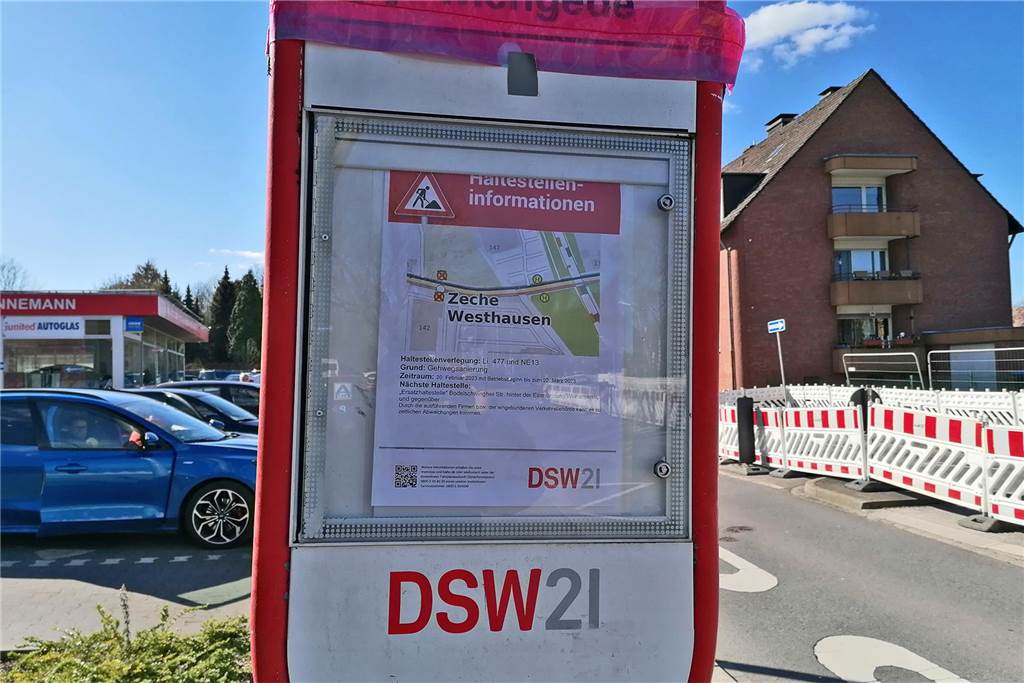 Fahrbahnsanierung: Buslinie 477 fährt drei Haltestellen nicht an Informationsblatt mit Karte von DSW21 über die Haltestellen-Verlegung im Display des Haltestellenschilds Zeche Westhausen.