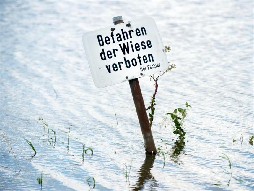 Hochwasser in Niedersachsen: Entspannung oder nur Pause? Ein Hinweisschild steht inmitten einer überschwemmten Weide in Harkenbleck, einem Ortsteil von Hemmingen in Niedersachsen. Foto: Hauke-Christian Dittrich