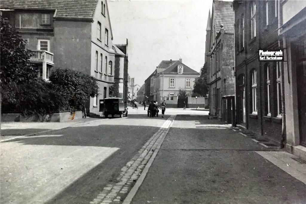 Promenade vom Bahnhof in die Stadt: An der Koeppstraße fallen Bäume Ein historisches Foto von der Koeppstraße