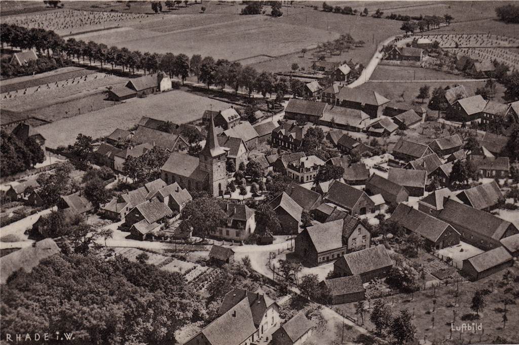 Rhade: Ein Ort mit guten Einkaufsmöglichkeiten, aber ausbaufähigem Öffentlichen Nahverkehr Ein historisches Bild zeigt Rhade von oben. Aus welchem Jahr die Aufnahme stammt, ist nicht bekannt.
