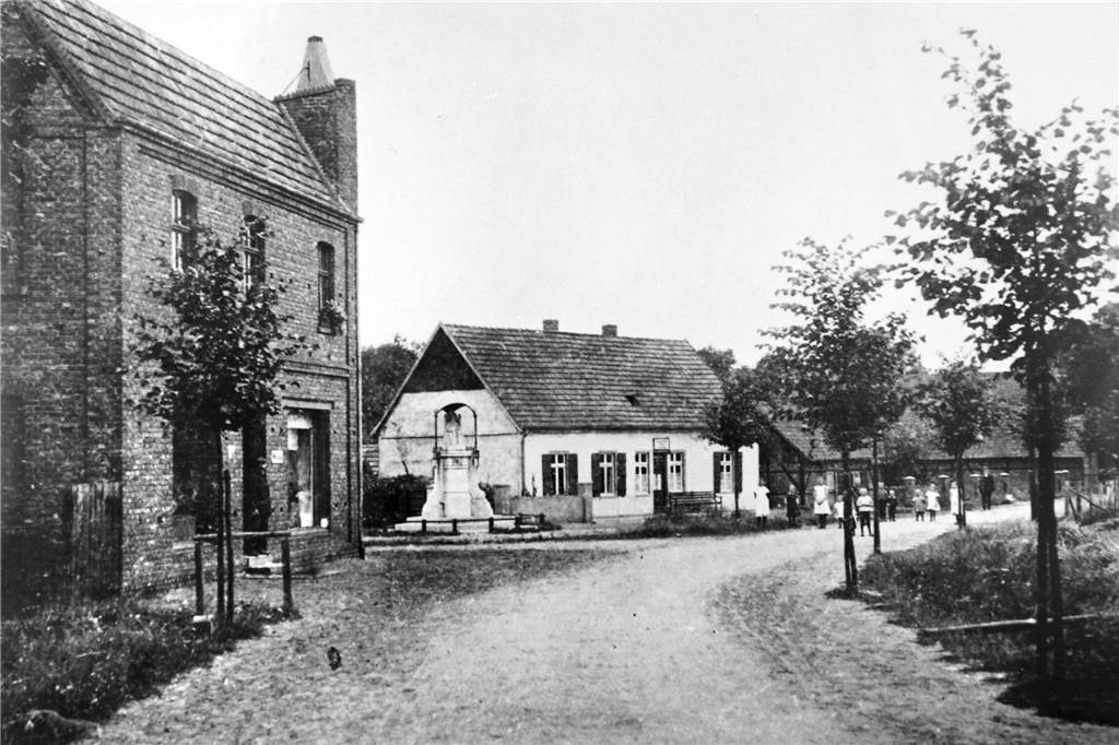 Hütter-Haus ist Geschichte: Früherer Krämerladen wird abgerissen Historische Ansicht von Lippramsdorf mit dem alten Hütter-Haus
