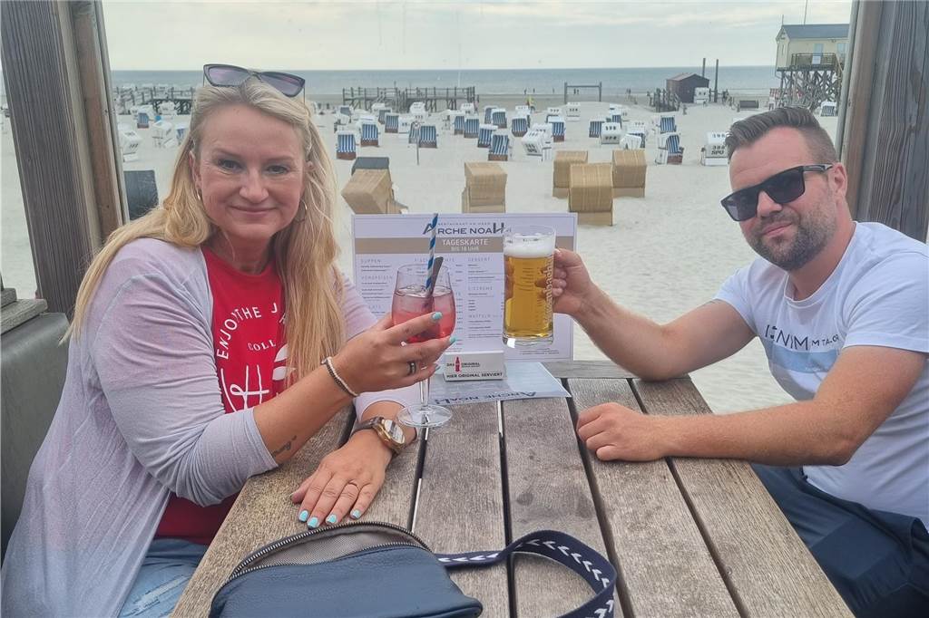 Tanja Köhler und Matthias Strzemksy in einer Strandbar
