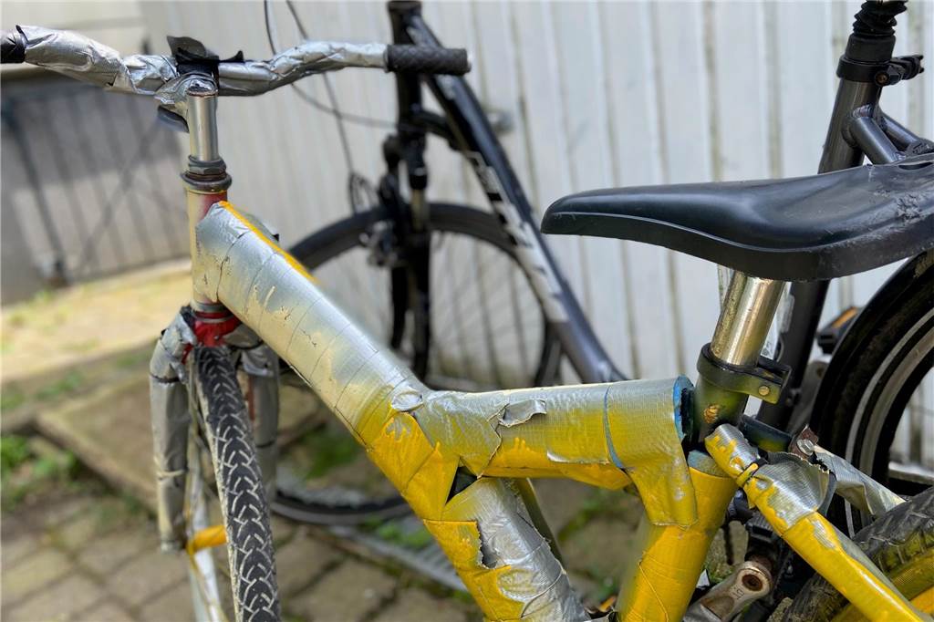 Die Waltons lassen grüßen: Wenn die Jungs Übernachtungsgäste haben Ein Fahrrad ist mit Paketband umwickelt und goldfarben angesprüht.