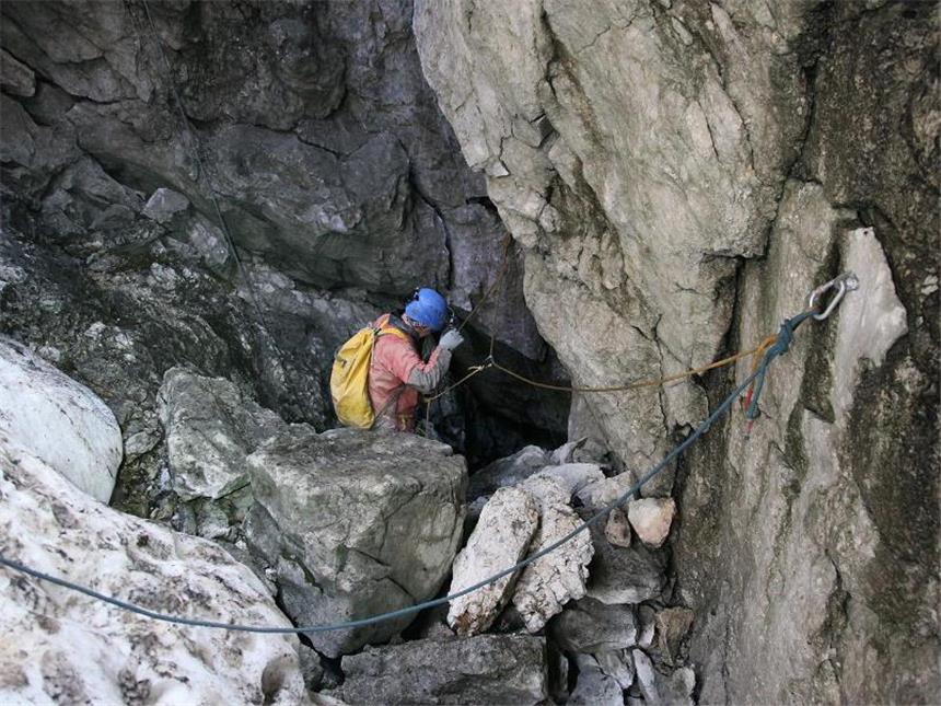 Schwierige Etappe mit verletztem Höhlenforscher Ein Höhlenretter kurz vor dem Einstieg in die Höhle. Foto: Markus Leitner