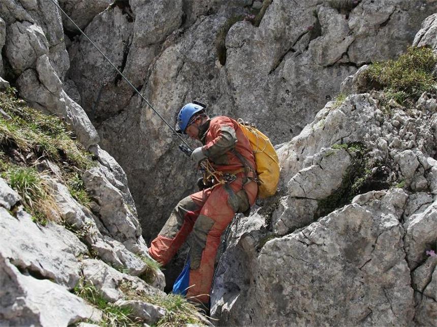 Schwierige Etappe mit verletztem Höhlenforscher Ein Höhlenretter seilt sich in rund 1800 Metern Höhe am Eingang der Riesending-Schachthöhle ab. Foto: Markus Leitner