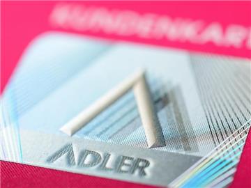 Ein Hologramm auf einer Kundenkarte der Modekette Adler. Foto: David Ebener/Symbol
