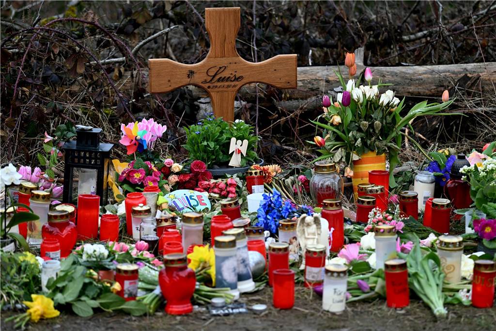 „Unsäglich schwer ums Herz“ - Bewegender Abschied von getöteter Luise Ein Holzkreuz, zahlreiche Blumen, Kuscheltiere und Kerzen liegen am Tatort.