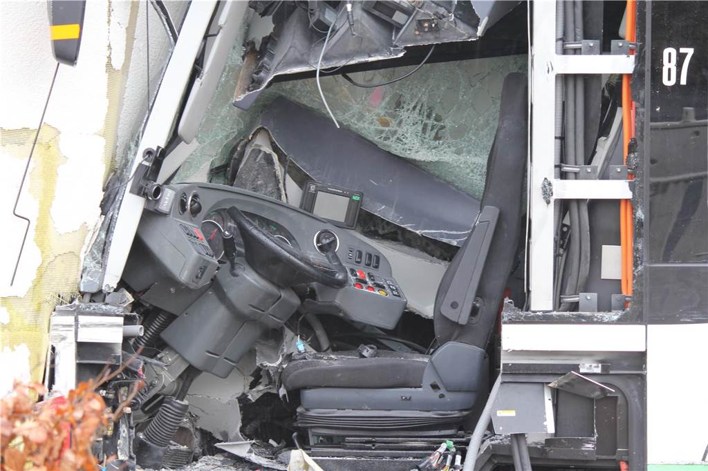 Halbes Jahr nach dem Busunfall Karlstraße: Schrott-Haus wird neu aufgebaut Ein Horror-Crash: Aus diesem Bus befreiten die Rettungskräfte den 58-jährigen Fahrer. Er hatte schon vor dem Unfall einen Herzschlag erlitten.
