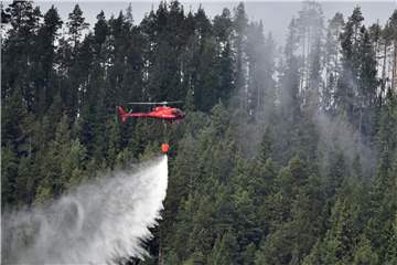 Ein Hubschrauber bekämpft einen der zahlreichen Waldbrände in Schweden. Foto: Robert Henriksson/TT NEWS AGENCY