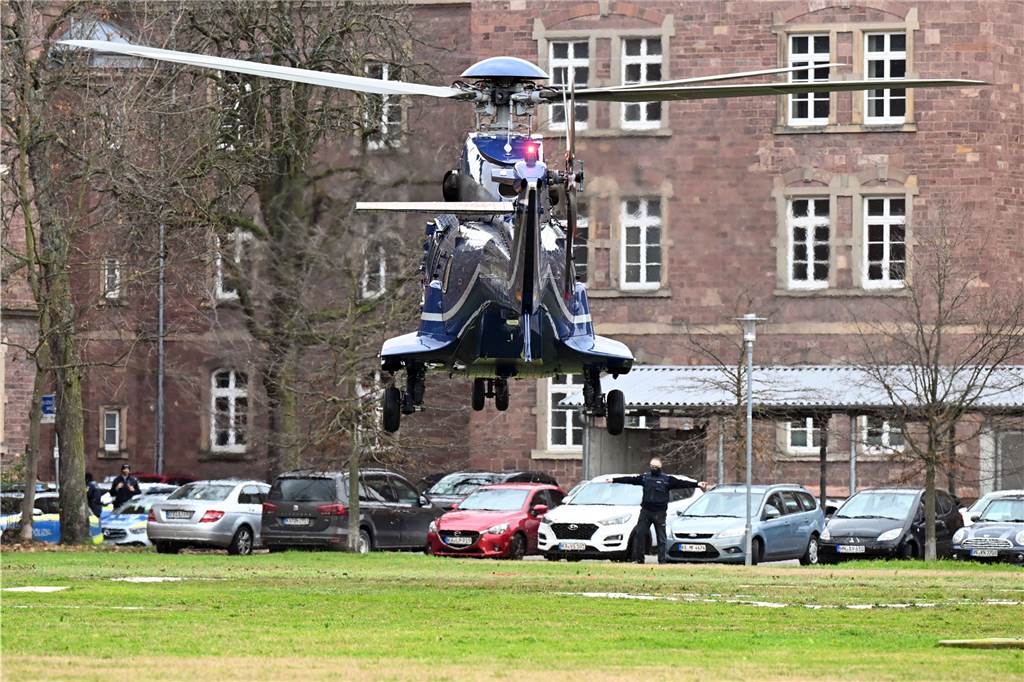 Nach „Reichsbürger“-Großrazzia : BKA-Chef geht von weiteren Beschuldigten aus Ein Hubschrauber der Bundespolizei mit einer festgenommenen Person an Bord landet in Karlsruhe.
