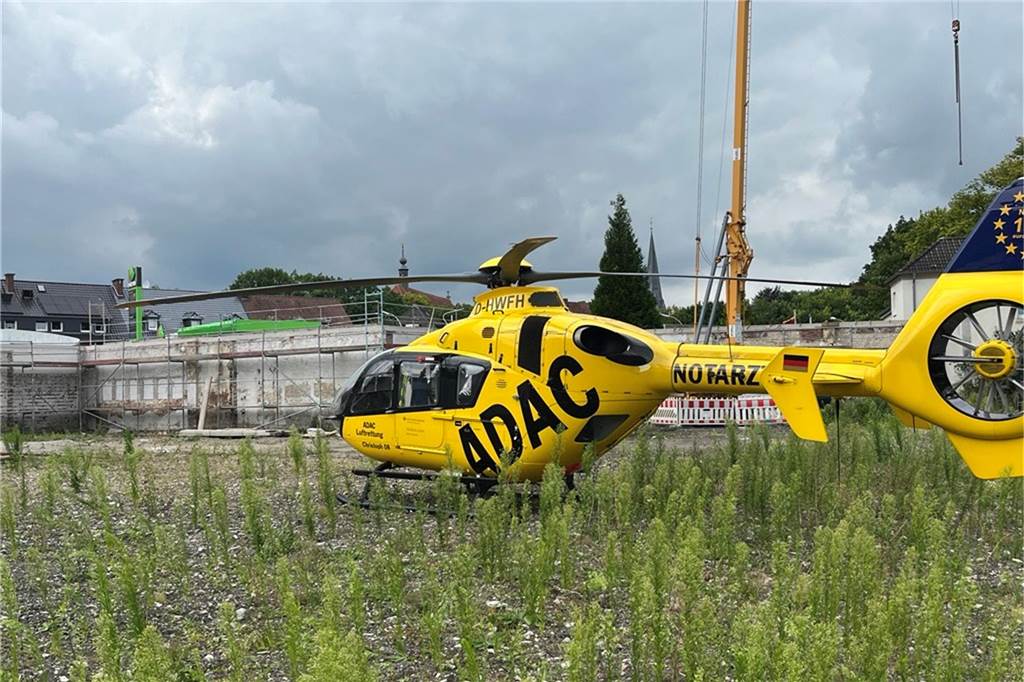 Schwerer Unfall an Kamener Straße: Radfahrer (82) stürzt gegen Auto Ein Hubschrauber ist am Unfallort gelandet.