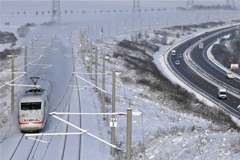 Winter-Chaos: Schwere Schlittenunfälle bei Kindern - Eurobahn fährt wieder – Liveblog Ein ICE fährt bei Arnstadt auf der Strecke zwischen Berlin und München entlang der Autobahn A71. Bei der Bahn gibt es wegen des Winterwetters weiterhin Verspätungen und Zugausfälle.
