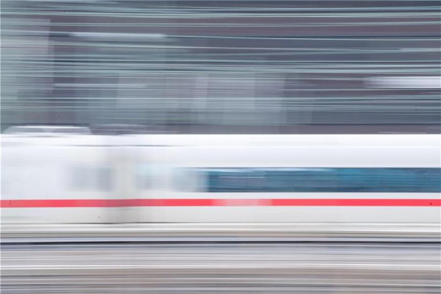 Ein ICE fährt über eine Bahnstrecke. Foto: Sebastian Gollnow/Archiv