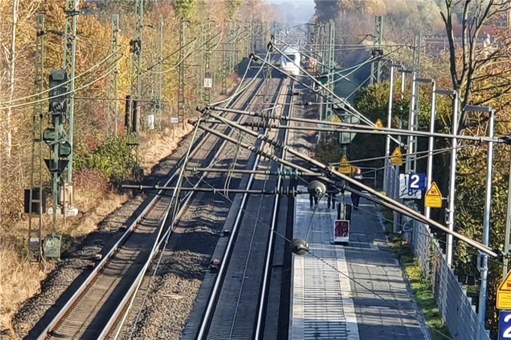 Ein ICE stoppt auf offener Strecke, etwa 250 Meter hinter dem Bahnhof Methler. Bei der Durchfahrt wurde ein Mann schwer verletzt.
