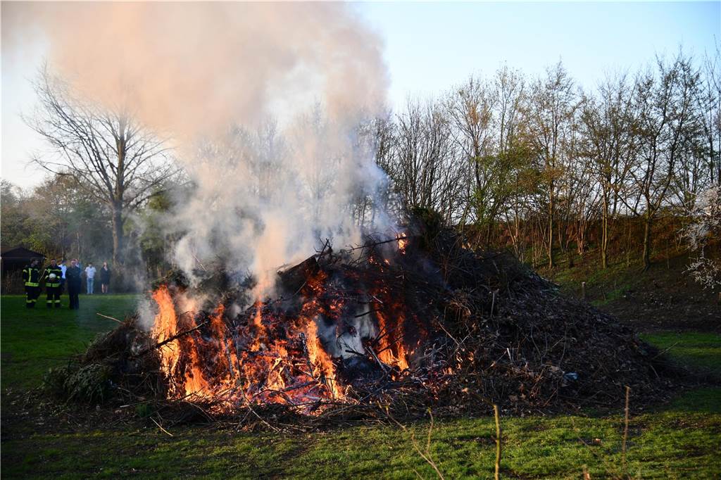 Ein imposantes Schauspiel der Elemente bot sich den Gästen. Mit rund 70 Helfern hatten die Löschzüge Bork und Hassel der Freiwilligen Feuerwehr das erste Osterfeuer nach der Pandemie organisiert.