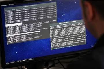 Ein Informatiker arbeitet in einem Rechenzentrum mit dem Betriebssystem Linux. Der führende Entwickler des Betriebssystems, Linus Torvalds, nimmt wegen seiner Wutausbrüche vorerst eine Auszeit. Foto: Jan Woitas