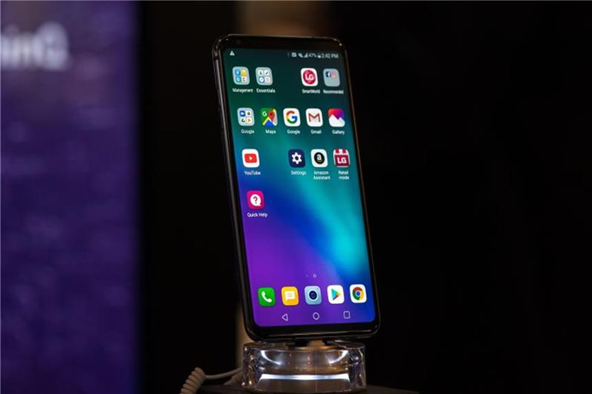 Startschuss für die Ära des intelligenten Smartphones Ein intelligenter Vertreter ist das LG V30S. Die Kamera kann erkennen, was sie gerade vor der Linse hat. Foto: Andrea Warnecke