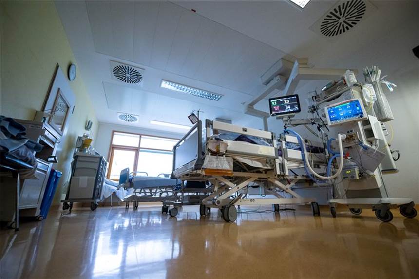 Verschobene OPs wegen Covid: Was das für Betroffene bedeutet Ein Intensivbett, in dem ein Covid-19-Patient liegt, steht auf einer Intensivstation eines Klinikums.