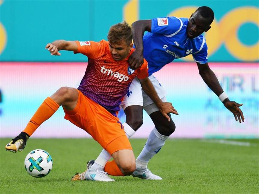 Bochum siegt in Darmstadt - Große Geste von Bastians Ein intensiver Zweikampf zwischen Darmstadts Kamavuaka (r) und Bochums Lukas Hinterseer. Bochum siegte spät mit 2:1. Foto: Boris Roessler
