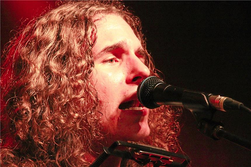 Marian Kuprat feiert Tourauftakt in Haltern am See Ein intimes Konzert mit viel Nähe spielte der 26-jährige Marian Kuprat am Freitagabend. Gewecke