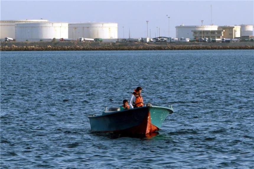 USA wollen Totel-Embargo bei Ölimporten aus dem Iran Ein iranisches Überwachungsboot passiert das Öldock im Hafen Kalantari am Golf von Oman. Archivfoto: Abedin Taherkenareh/EPA