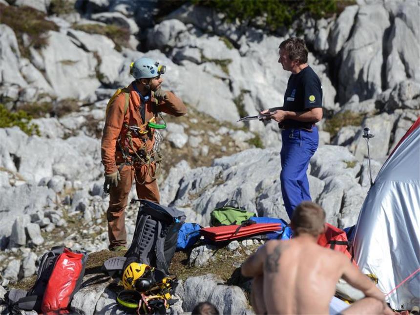Unglück bei Berchtesgaden: Arzt erreicht Höhlenforscher Ein italienischer Höhlenretter im Gespräch mit dem Einsatzleiter der Bergwacht. Foto: Tobias Hase