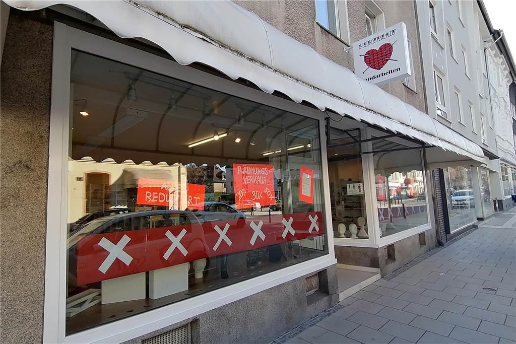 Mengeder Händlerin gibt auf: „Herzblut“ startet Räumungsverkauf In den Schaufenstern des Wolle-Ladens an der Mengeder Straße weisen PLakate auf den Räumungsverkauf hin.