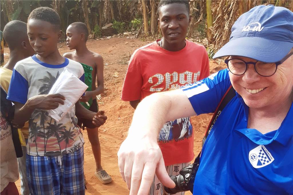 Kraftakt von Toni Tuklan und Dietmar Wurst bei Spenden-Aktion Nigeria Ein Jahr lag der Container mit den Spenden fest. Umso größer war jetzt die Freude für Dietmar Wurst bei der Verteilung vor Ort in Nigeria.