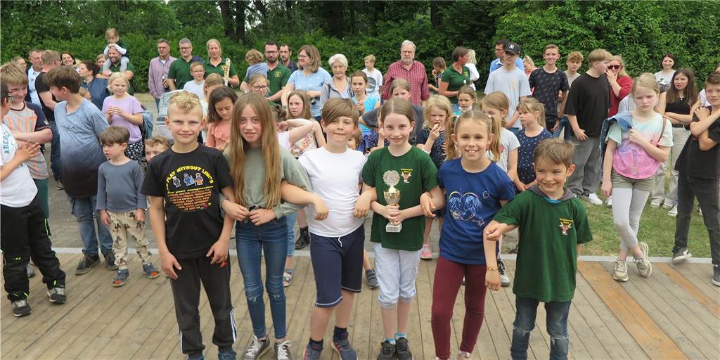 Lia und Mats regieren bald die Dammer Kinderschützen Ein Jahr lang werden die Majestäten Mats Schneider und Lia Copi ab dem kommenden Sonntag in Damm regieren, unterstützt von den Hofpaaren Emilian Günther/Mathilda Jäger und Josh Copi/Pia Zimmermann.