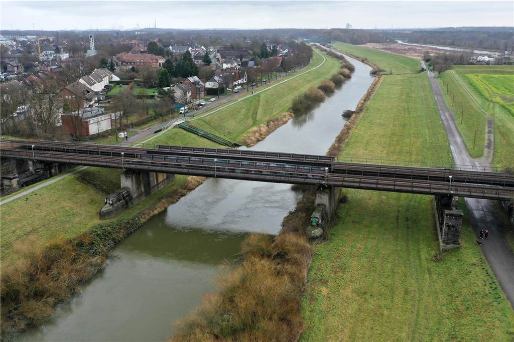 Vor einem Jahr: Lippe-Pegel stieg in Dorsten über 10 Meter Die Eisenbahnbrücke in Hervest ein Jahr nach dem Hochwasser