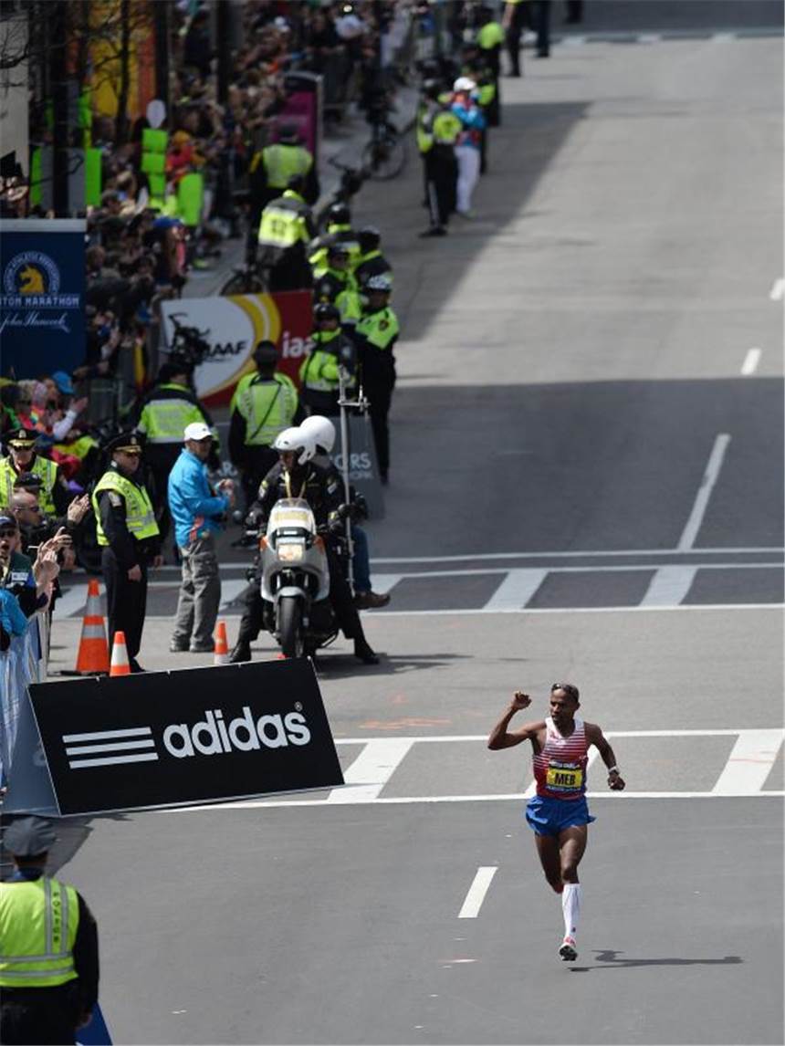 Boston-Marathon: «Kein besseres Skript für diesen Tag» Ein Jahr nach den verheerenden Bombenanschlägen setzte sich der 38-Jährige unter dem Jubel von knapp einer Million Zuschauer durch. Foto: Matt Campbell