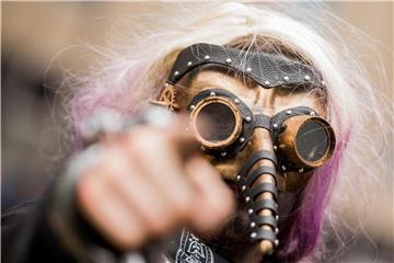 Ein Jeck mit Maske feiert in Köln den Beginn der Karnevalsession. Foto: Rolf Vennenbernd