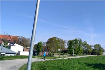 Ein Jogger läuft an der Alten Fahrt entlang. Die Masten für die Beleuchtung stehen seit Monaten. Die Leuchten selbst sind noch immer nicht geliefert.