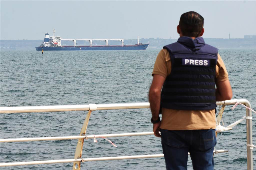 Ein Jahr Krieg in der Ukraine: Diese Orte und Geschehnisse sind besonders in Erinnerung geblieben Ein Journalist beobachtet, wie das unter der Flagge von Sierra Leone fahrende Frachtschiff Razoni mit 26.000 Tonnen ukrainischem Getreide an Bord den Hafen verlässt.