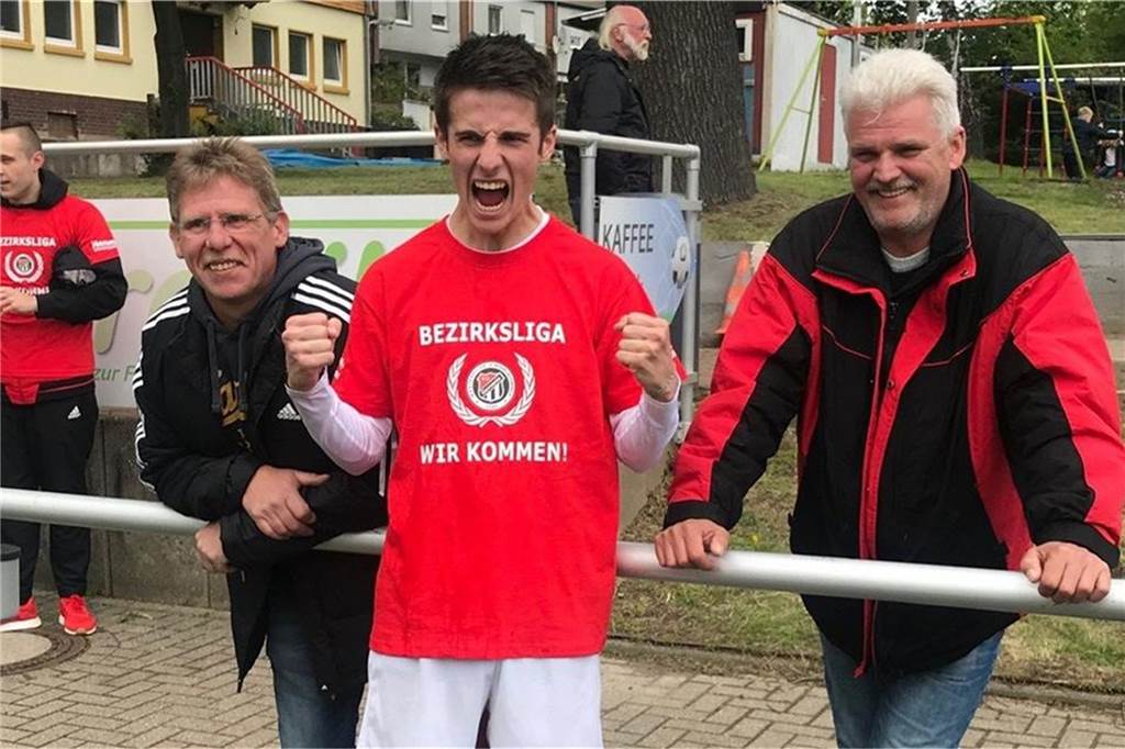 Dortmunder Bezirksliga-Spieler wechselt wegen der berühmtesten Betreuerin Dortmunds den Klub Ein jubelnden Giacomo Schulz wird in Germania-Kluft wohl nicht mehr allzu oft geben.