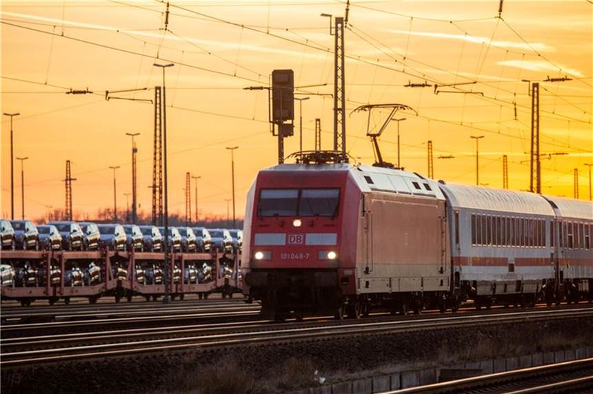 Zug nach Sprengstoff durchsucht - 17-Jähriger aus NRW wegen Terrorverdachts festgenommen Ein Jugendlicher aus dem Raum Köln soll einen islamistischen Anschlag vorbereitet haben. (Symbolbild)