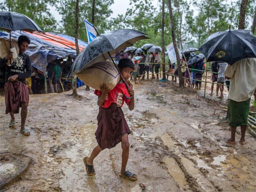 Ein Junge der Rohingyas trägt in einem Flüchtlingslager nahe Cox's Bazar einen von Hilfsorganisationen gespendeten Sack Reis auf seinen Schultern. Foto: Dar Yasin