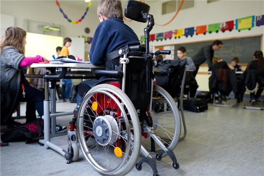 Inklusionsbündnis fordert bessere Bedingungen an Schulen Ein Junge in einem Rollstuhl nimmt am Unterricht teil. Foto: Uwe Anspach/Archiv