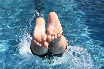 Ein Junge springt mit einem Kopfsprung in das Wasser des Freibad Bornekamp. Foto: Bernd Thissen/Symbolbild
