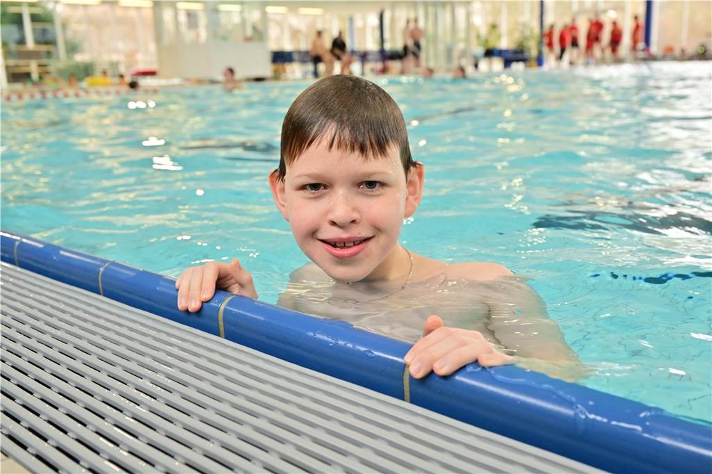 Ein junger Badegast genießt die Hallenbad-Vorzüge im kühlen Nass.